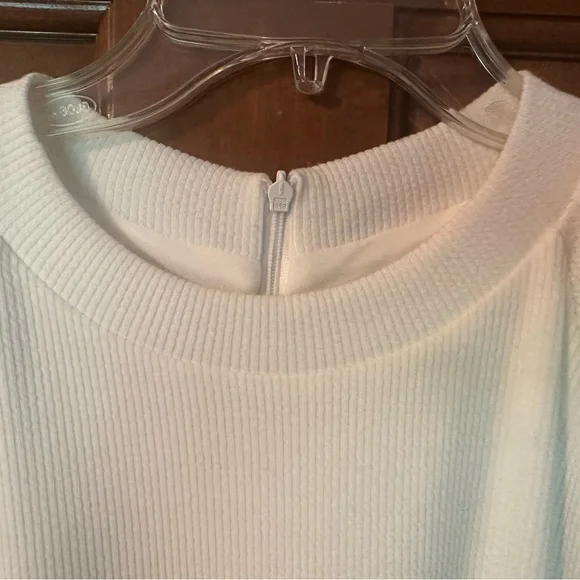 ALI & JAY White Beautiful Dress. Flowy Sleeves, Soft Textured Fabric. XL. NWT. - Picture 4 of 12